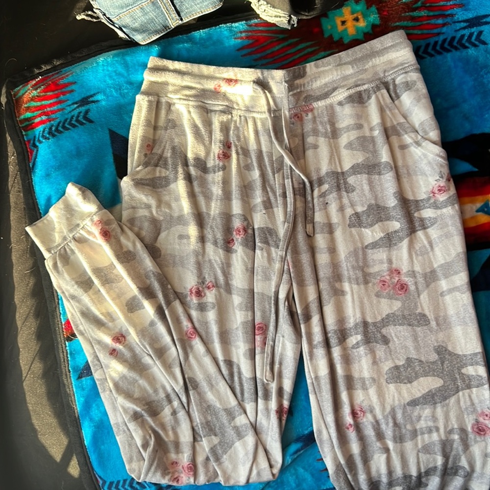 Camo with roses sweatpants good condition